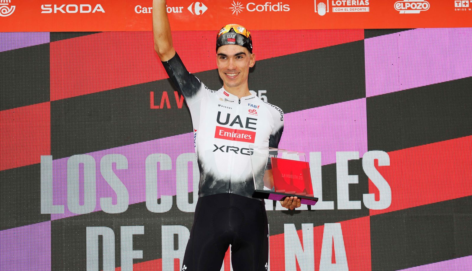 Juan Ayuso en el podio tras lograr su segunda victoria en La Vuelta 2025