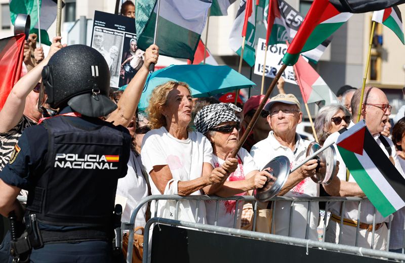 Cacerolada contra Israel en el inicio de la Vuelta en Cabezón de la Sal foto 2 Cacerolada contra Israel en el inicio de la Vuelta en Cabezón de la Sal foto 2