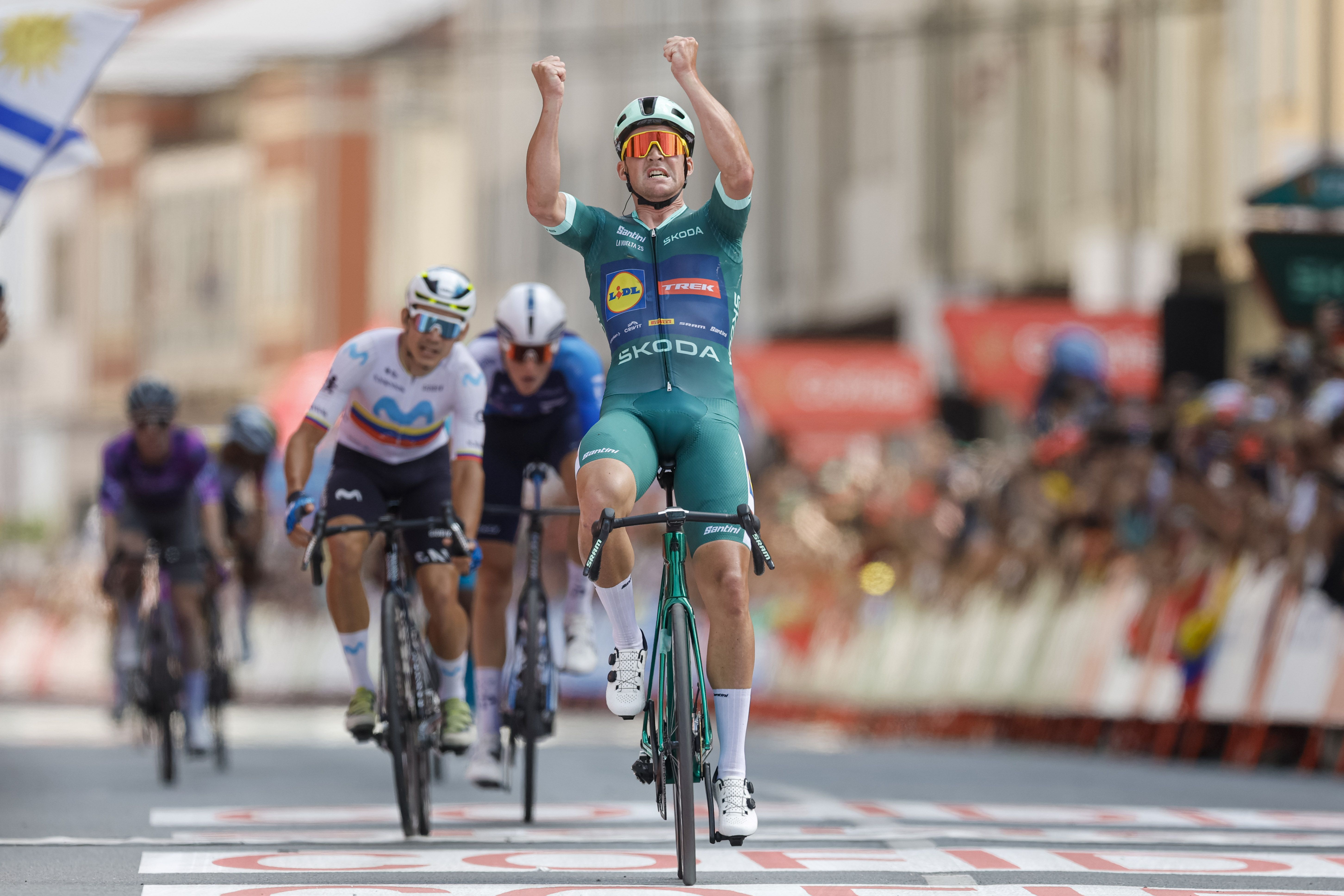 Mads Pedersen gana desde la fuga en Monforte de Lemos 