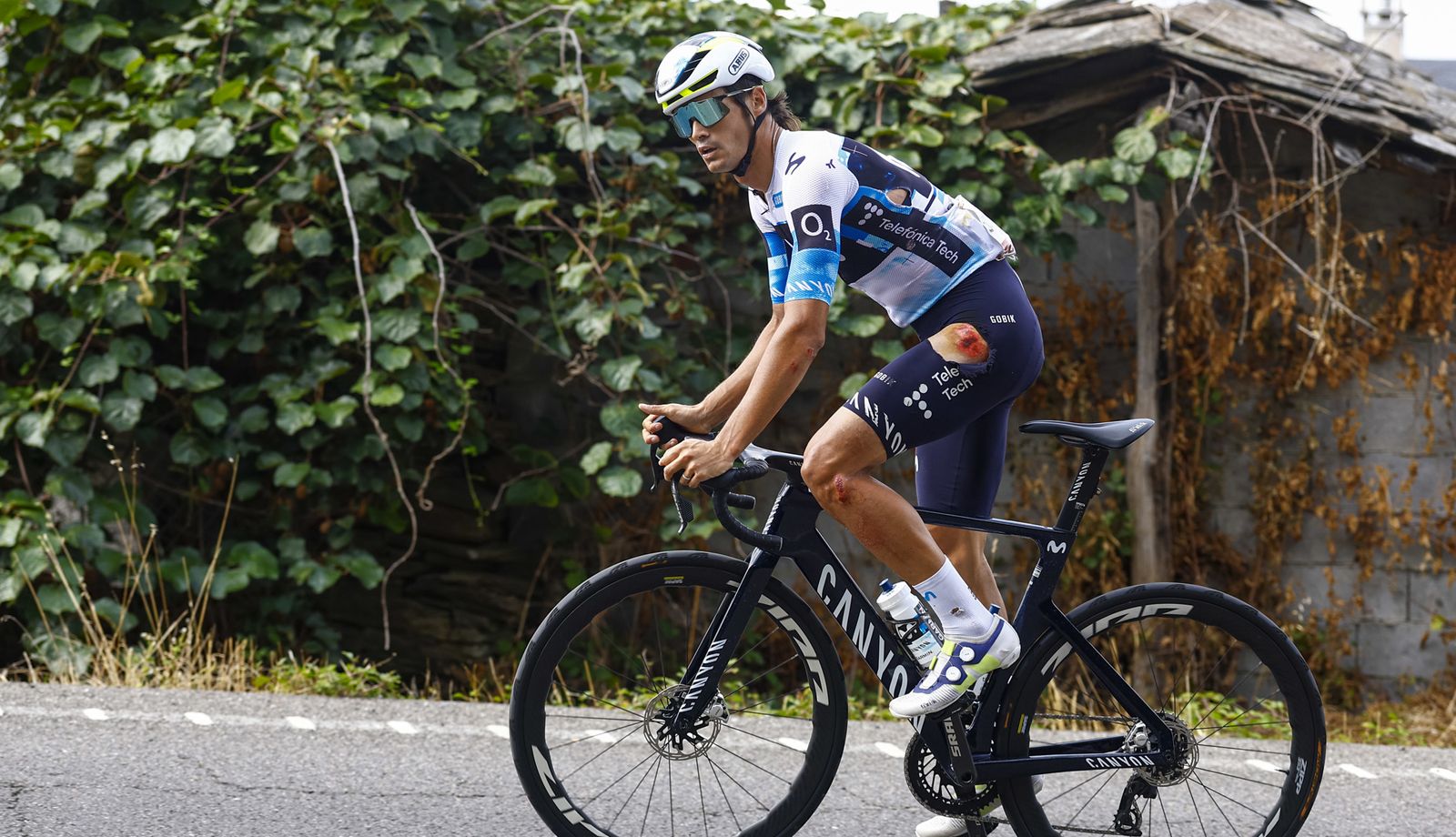 Javier Romo abandona La Vuelta a consecuencia de la caída que sufrió el domingo camino de Monforte de Lemos