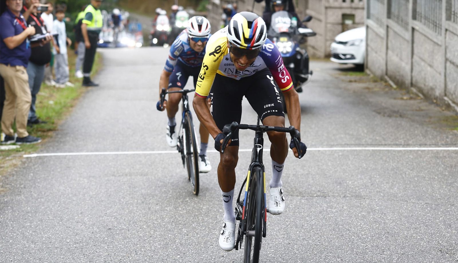 Egan Bernal se impone en el extraño final de la 16ª etapa por delante de Mikel Landa