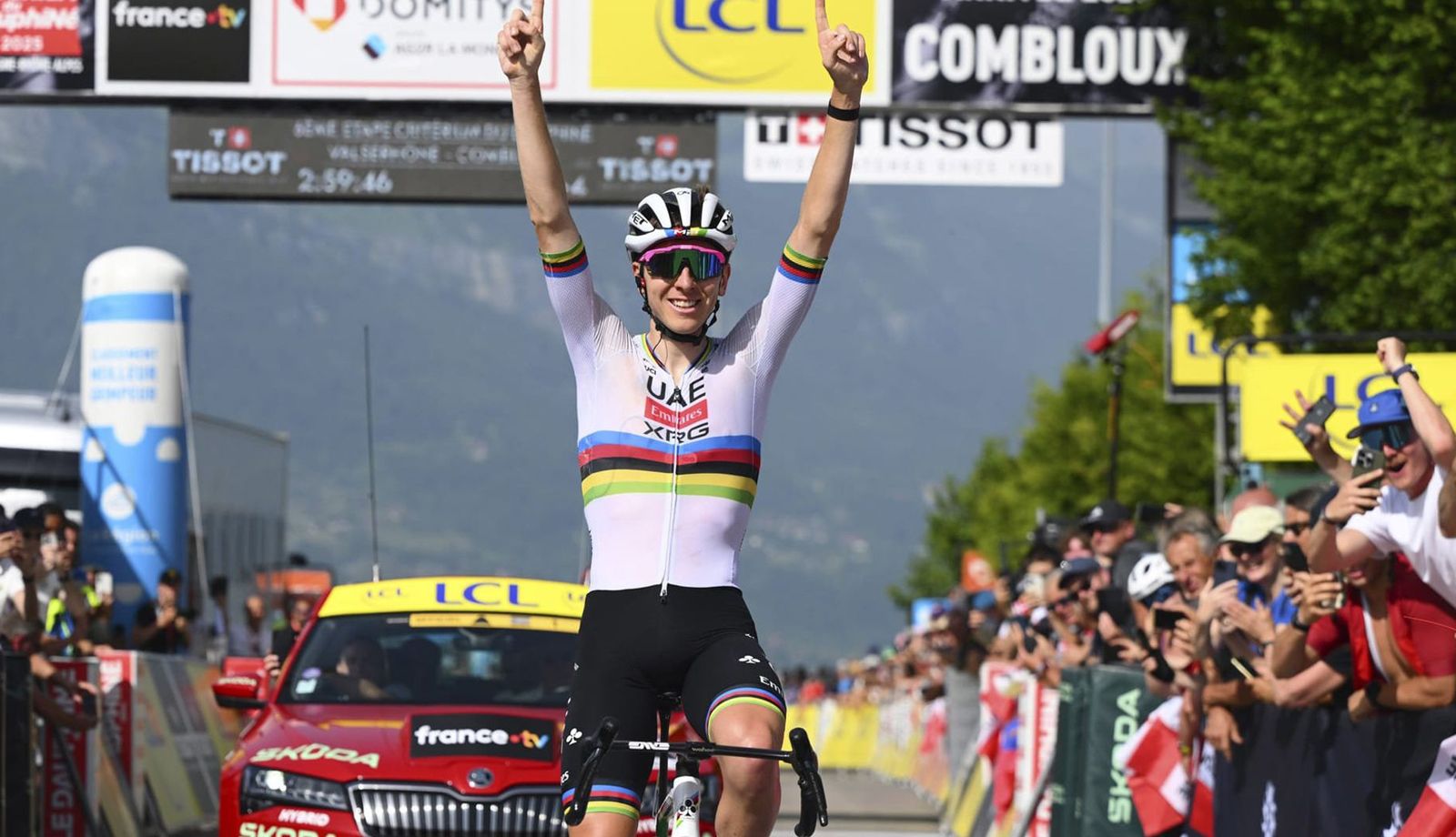 Pogacar celebrando una de sus victorias en el Criterium du Dauphiné
