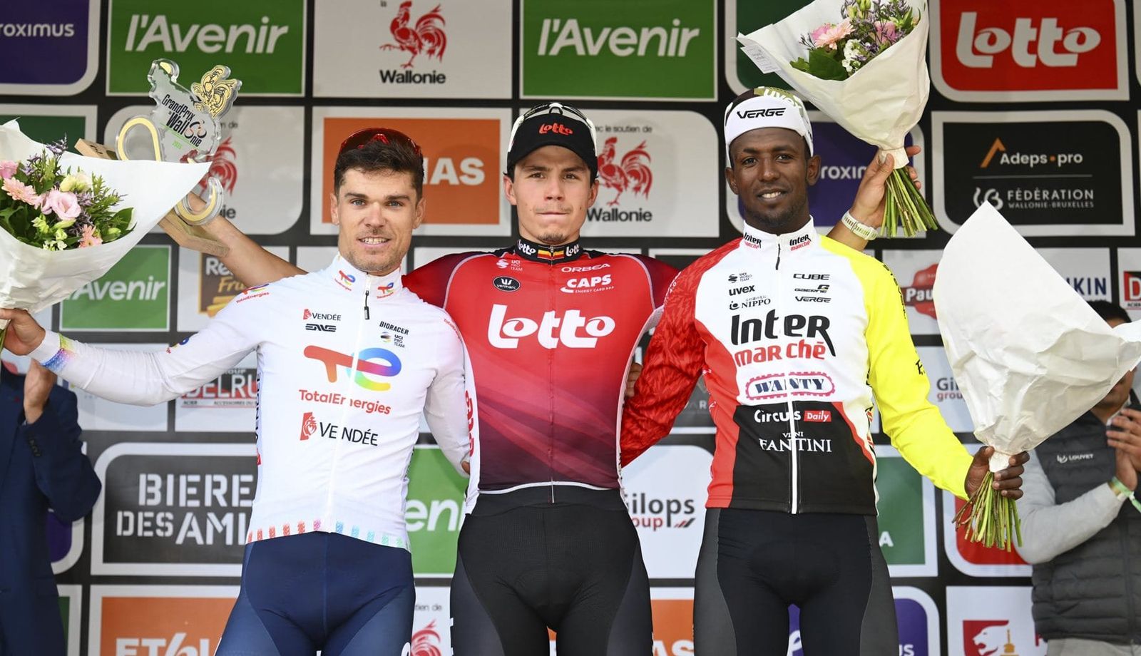 Podio del Gran Premio de Valonia, con Arnaud De Lie, Emilien Jeannière y Biniam Girmay