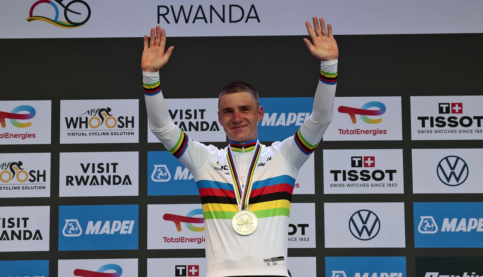 Remco Evenepoel, en el podio tras proclamarse por tercera vez Campeón del Mundo contrarreloj