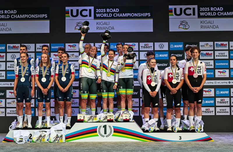 Podio del Mundial de relevo mixto