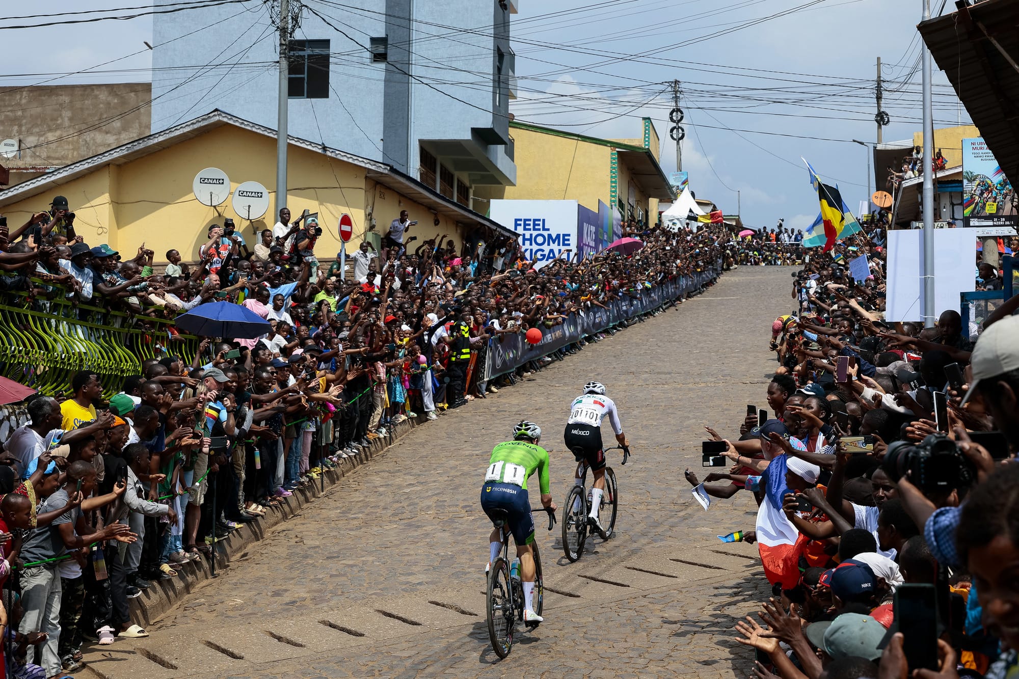 Del Toro y Pogacar escapados en el Mundial de Ruanda