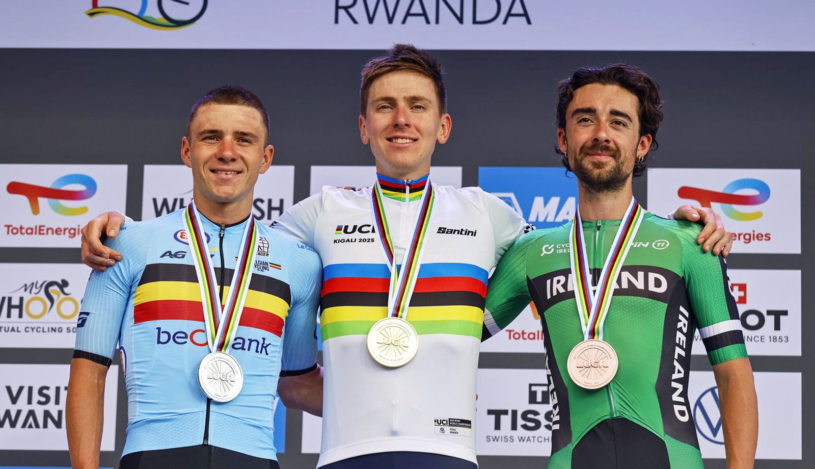 Podio del Mundial de Ruanda, con Tadej Pogacar, Remco Evenepoel y Ben Healy.