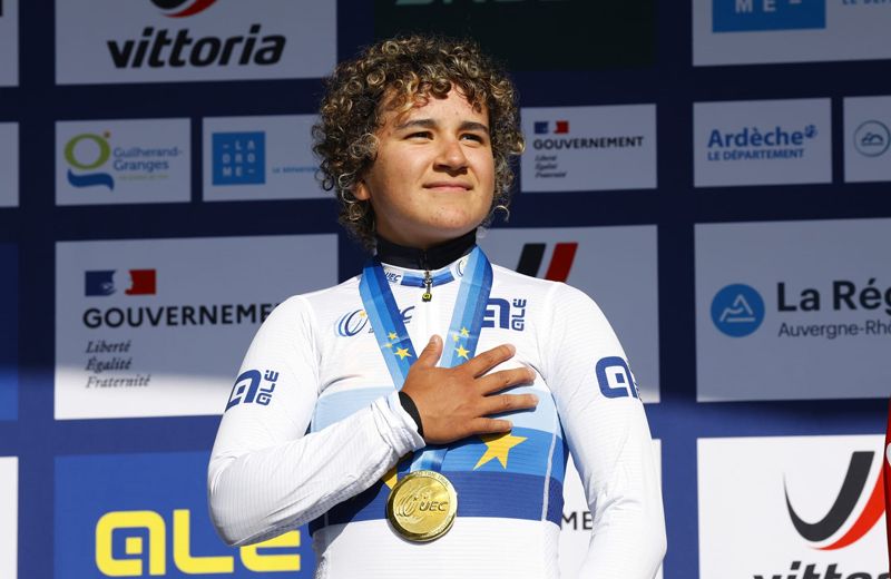 Paula Ostiz en el podio