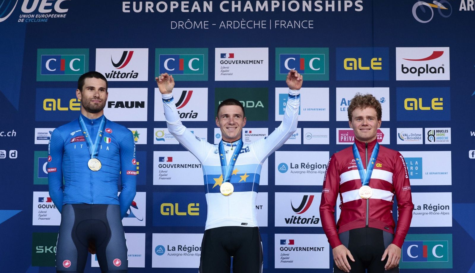 Remco Evenepoel, en el podio como nuevo campeón de Europa, junto a Filippo Ganna y Niklas Larsen