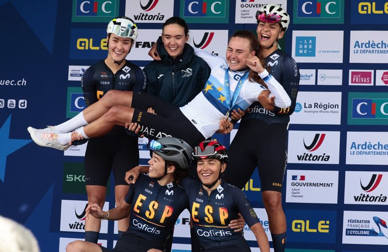 Paula Blasi en el podio con sus compañeras de la Selección Española