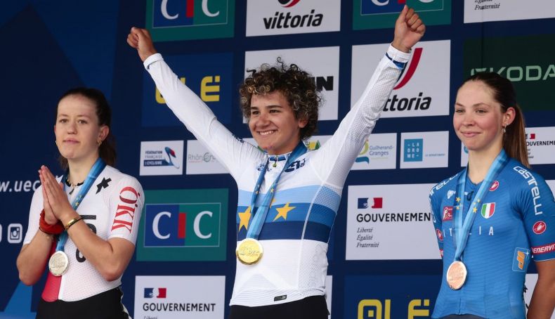 Paula Ostiz, en el podio