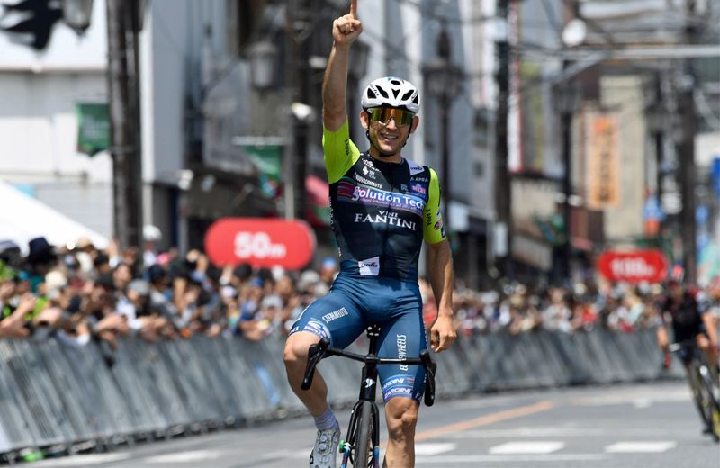 Quartucci festeja su victoria en Japón. Foto The Road Race Tokyo Tama