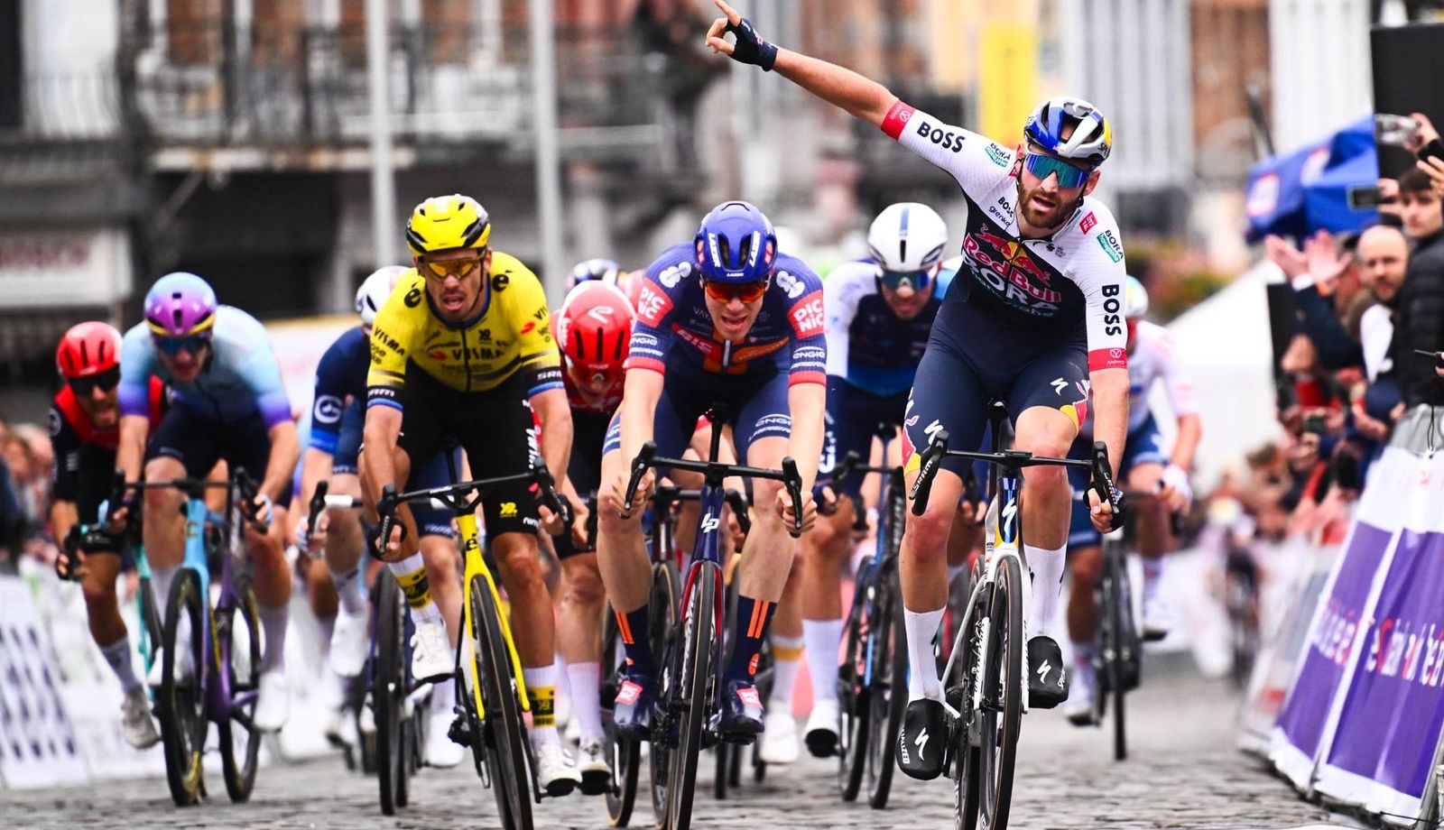 Jordi Meeus gana al sprint la Binche-Chimay-Binche