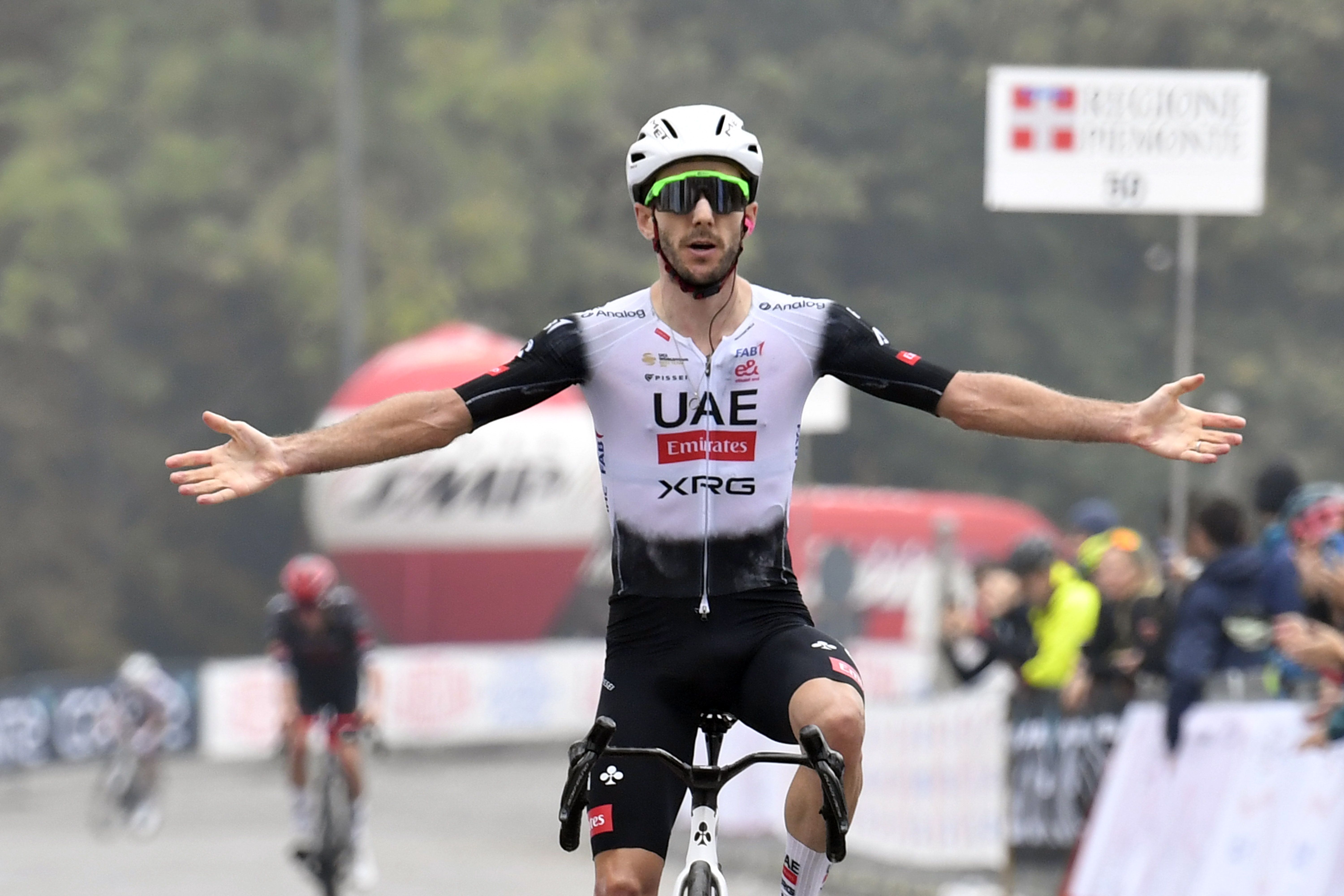 Adam Yates conquista Oropa y suma la victoria número 95 para UAE en 2025i