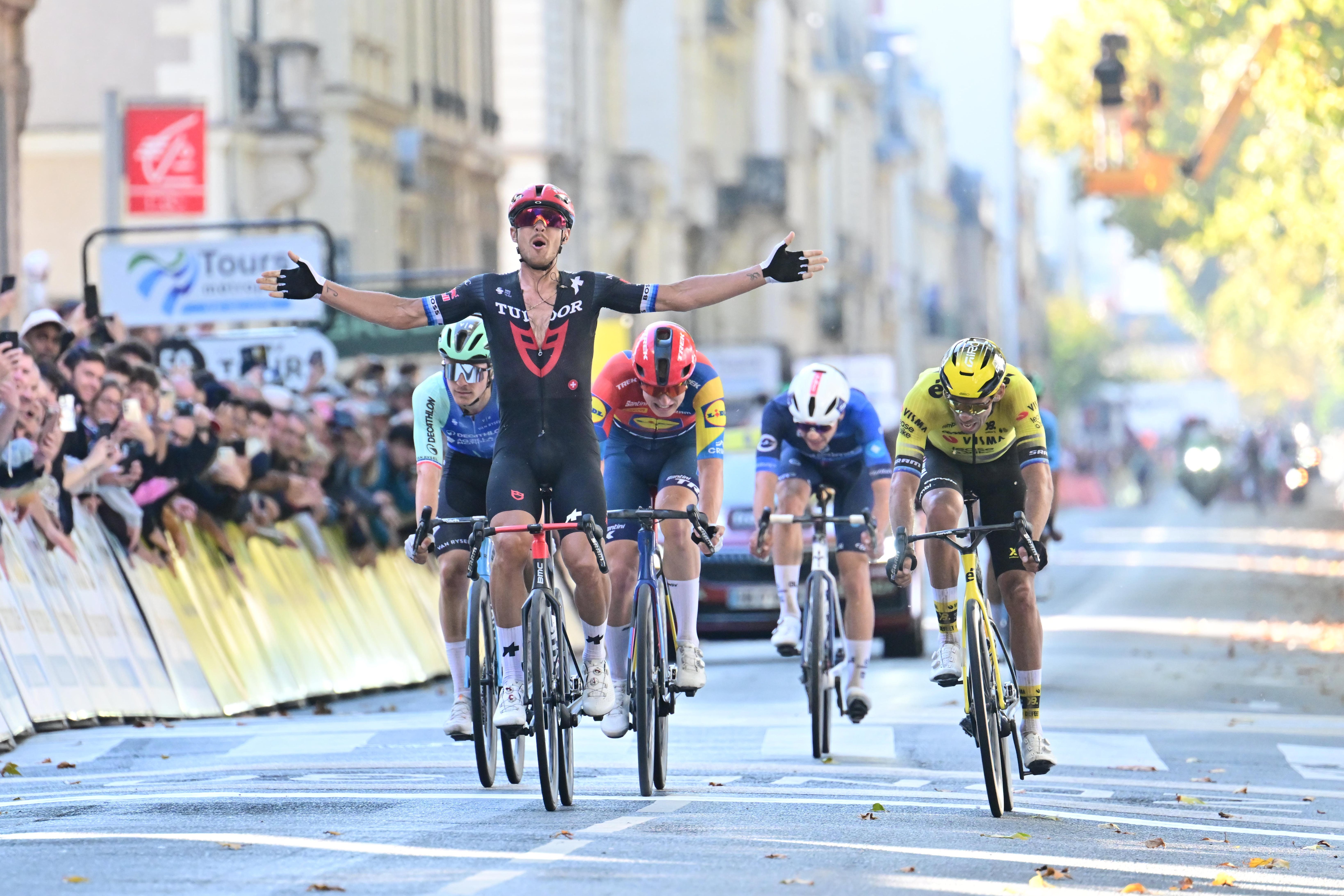 Triplete de Matteo Trentin en la París - Tours