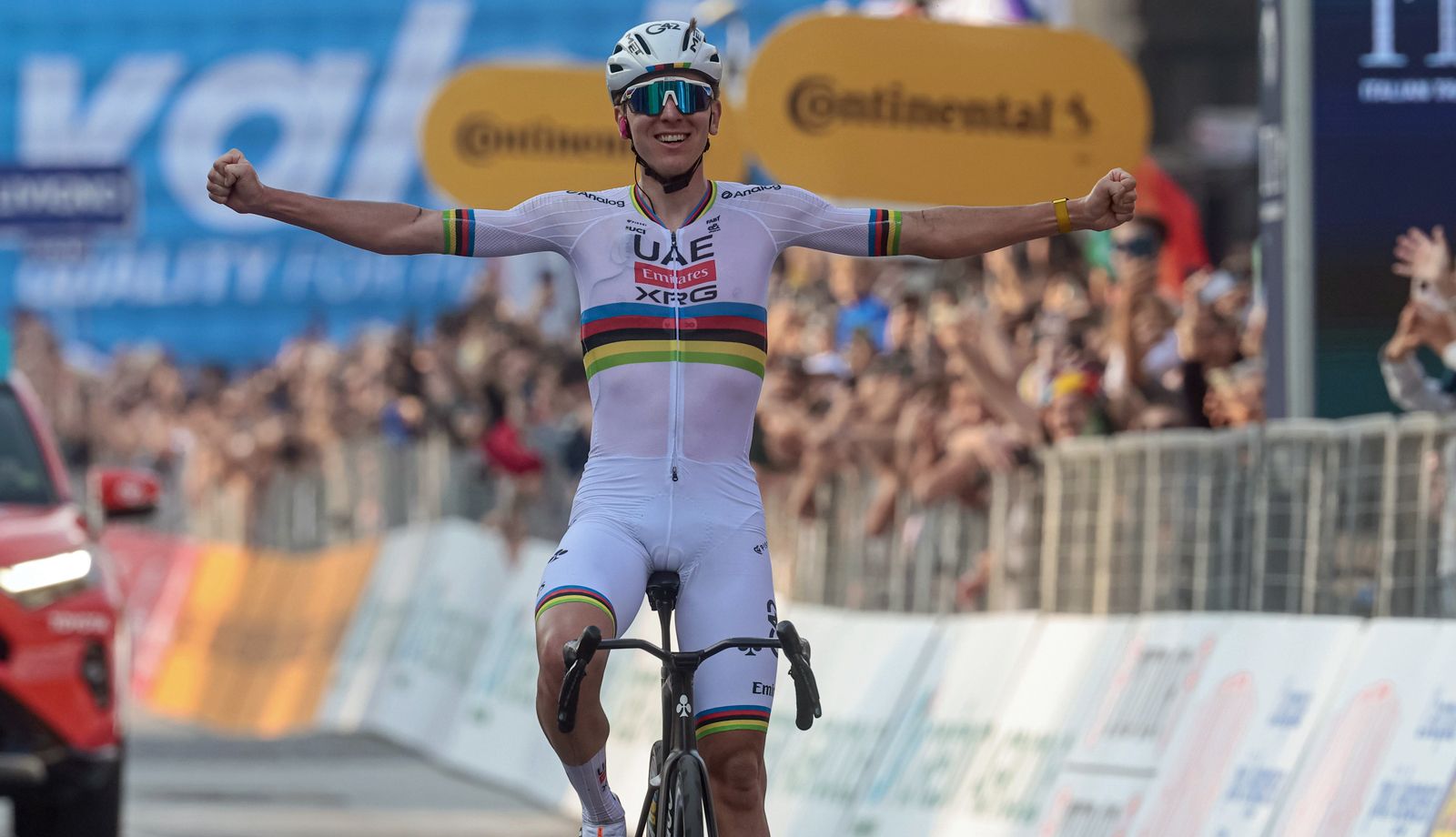 Tadej Pogacar celebrando su quinta victoria consecutiva en Il Lombardia