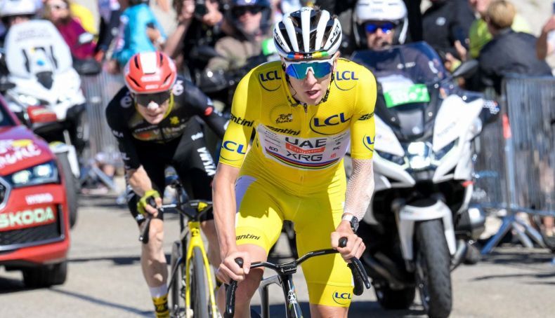 tadej pogacar seguido de jonas vingegaard en la subida al mont ventoux 2 790x454