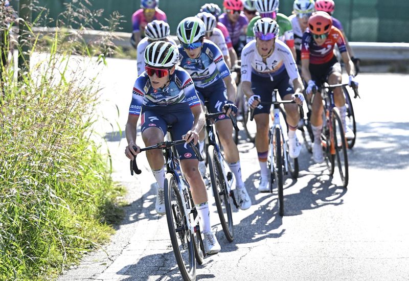 Mireia Benito, a rueda de una compañera de equipo Mireia Benito, a rueda de una compañera de equipo