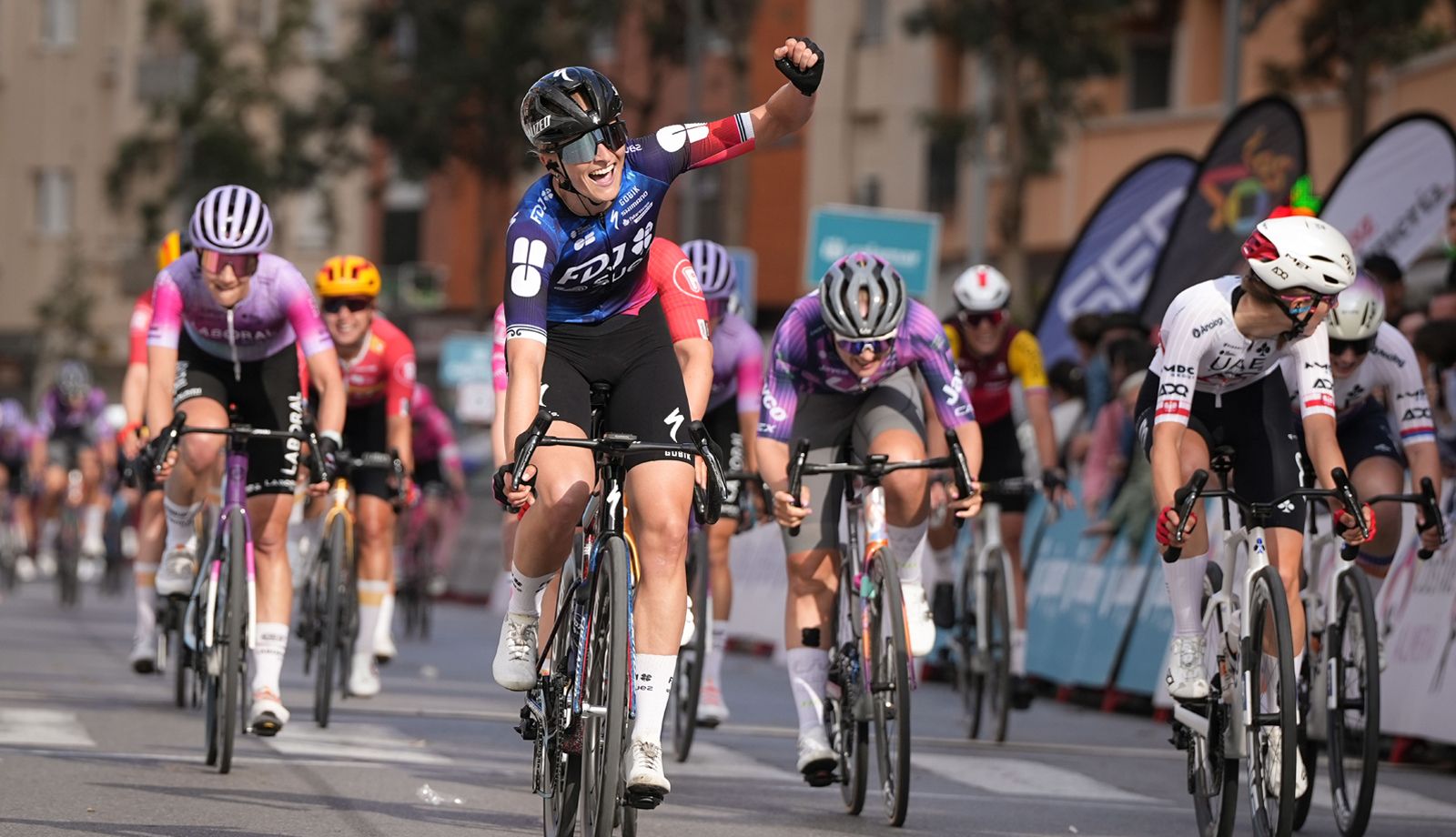 La neozelandesa Ally Wollaston celebrando su victoria en la tercera edición de la Clásica de Almería WE