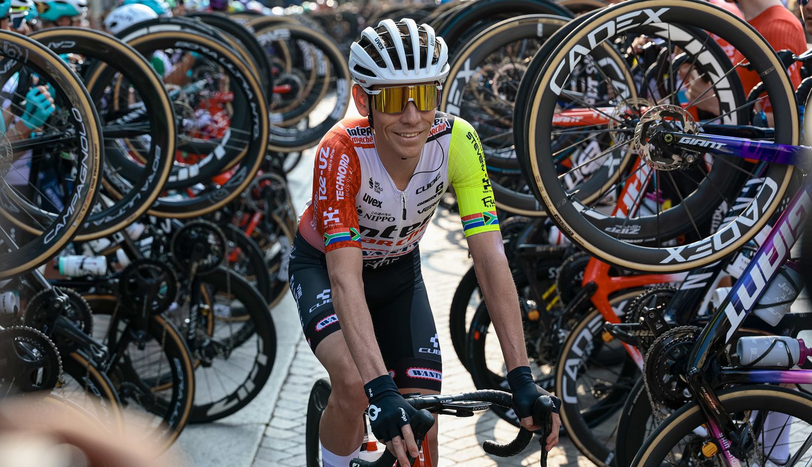 Louis Meintjes recibiendo el homenaje de sus compañeros antes de su última carrera profesional, el pasado sábado en Il Lombardia