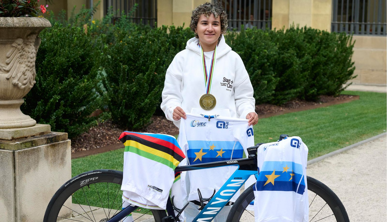 Paula Ostiz, campeona del mundo en ruta y subcampeona del mundo contrarreloj, ambas en categoría junior, posa en los jardines del Palacio del Gobierno de Navarra.