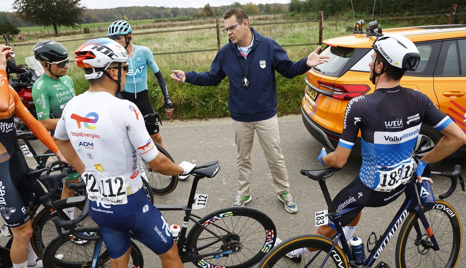 La presencia de vehículos en la ruta provoca la suspensión de la 3ª etapa de la Vuelta a Holanda