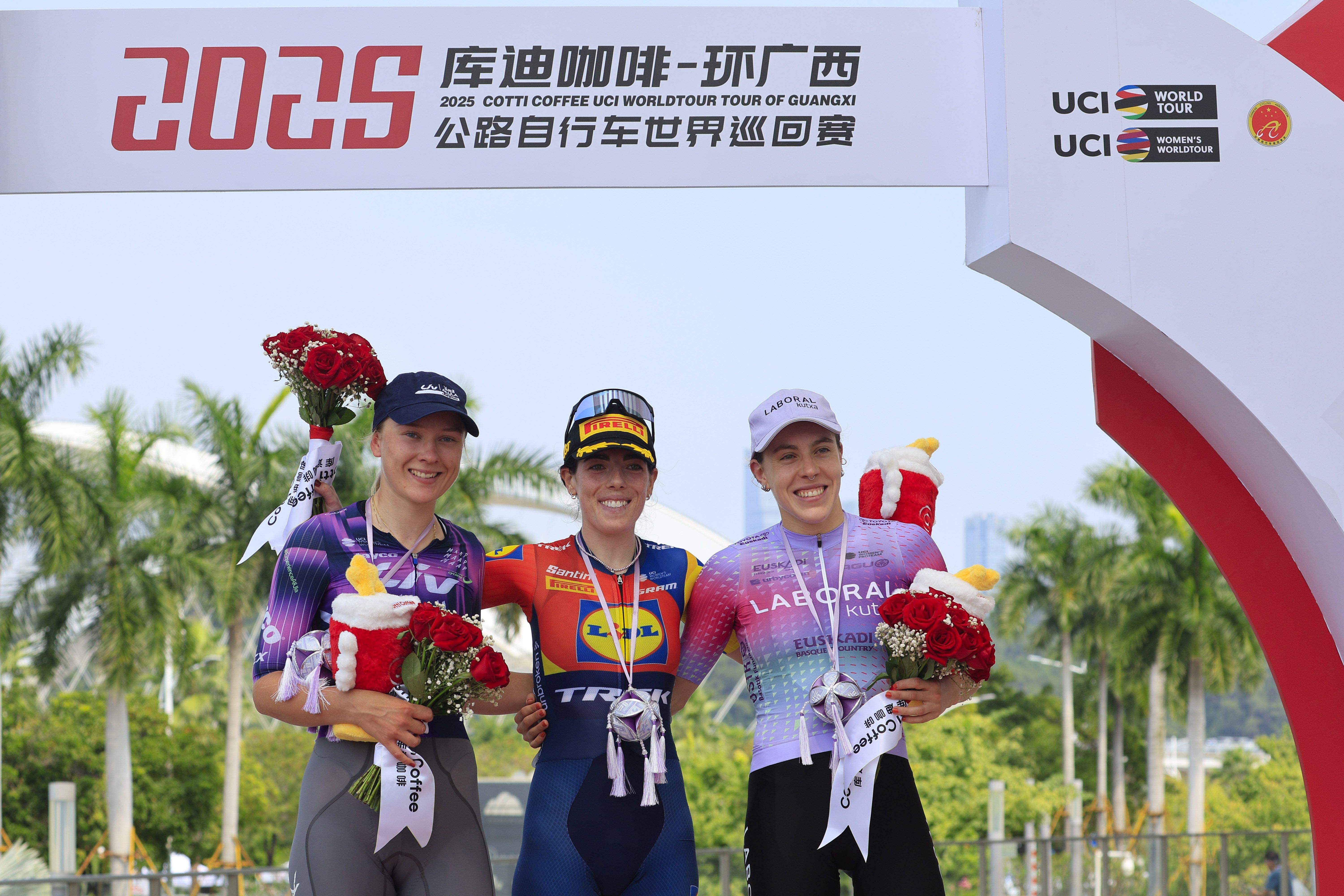 Anna Henderson levanta los brazos en el Tour de Guangxi Femenino 