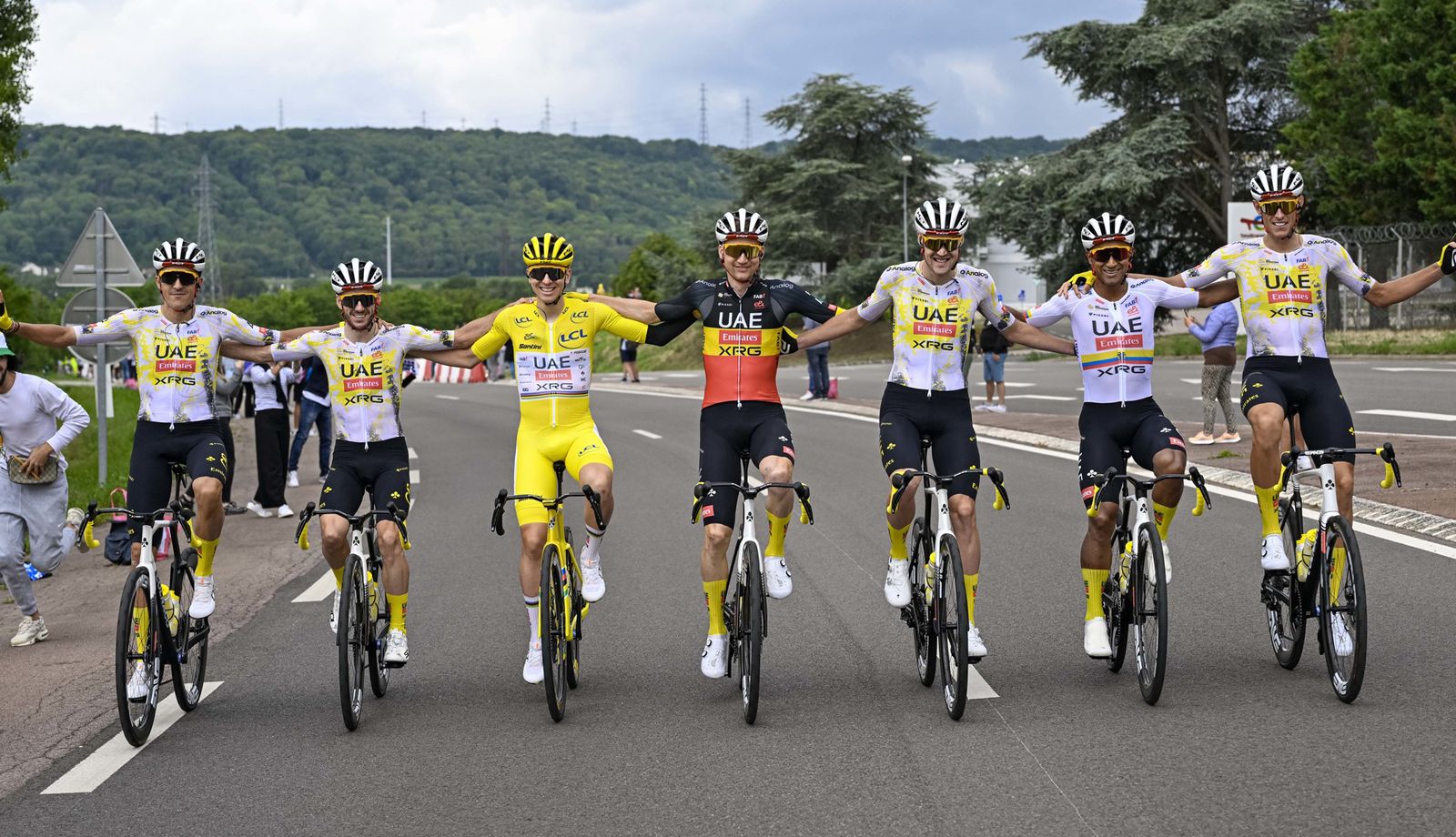 Los ciclistas del UAE celebrando la victoria de Tadej Pogacar en el Tour de Francia