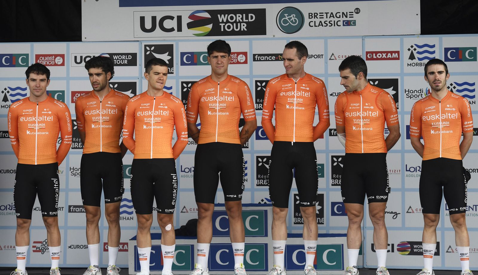 Los ciclistas del Euskaltel-Euskadi antes de tomar la salida en la Bretagne Classic