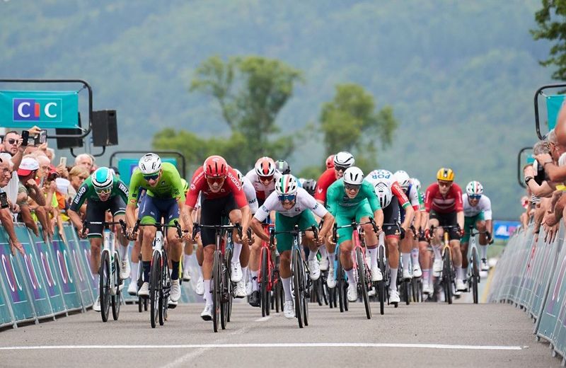 Macías estuvo cerca de ganar una etapa al sprint en el Tour del porvenir. Macías estuvo cerca de ganar una etapa al sprint en el Tour del porvenir.