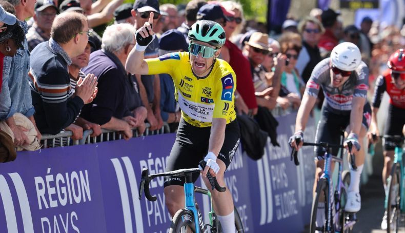 sam bennett repite victoria y es mas lider en la region pays de la loire tour 2 790x454 sam bennett repite victoria y es mas lider en la region pays de la loire tour 2 790x454