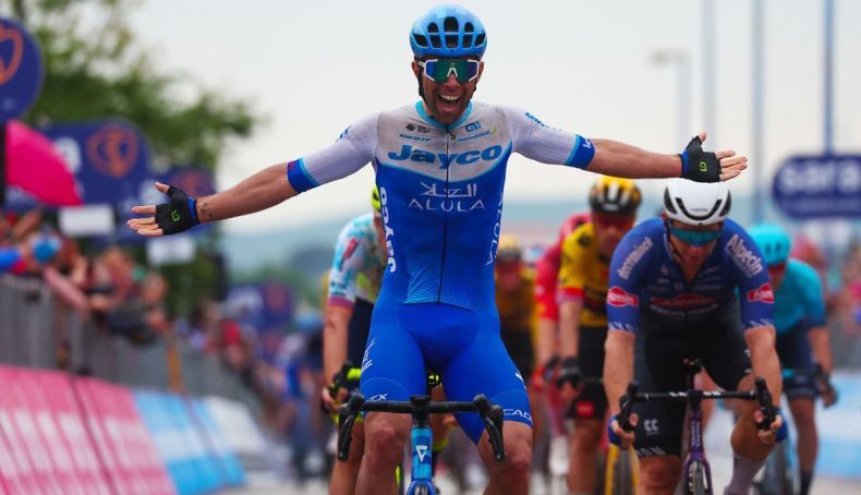 matthews supera a pedersen en un vibrante sprint para anotarse la victoria en melfi 2 790x454 matthews supera a pedersen en un vibrante sprint para anotarse la victoria en melfi 2 790x454