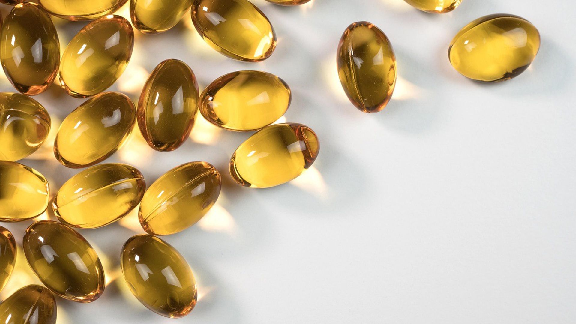Beneficios de los productos naturales para la salud, como el aceite de pescado en cápsulas, una fuente rica en ácidos grasos omega-3