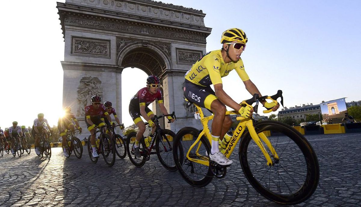 Egan Bernal, en los Campos Eliseos de París durante la última etapa del Tour de  Francia 2019