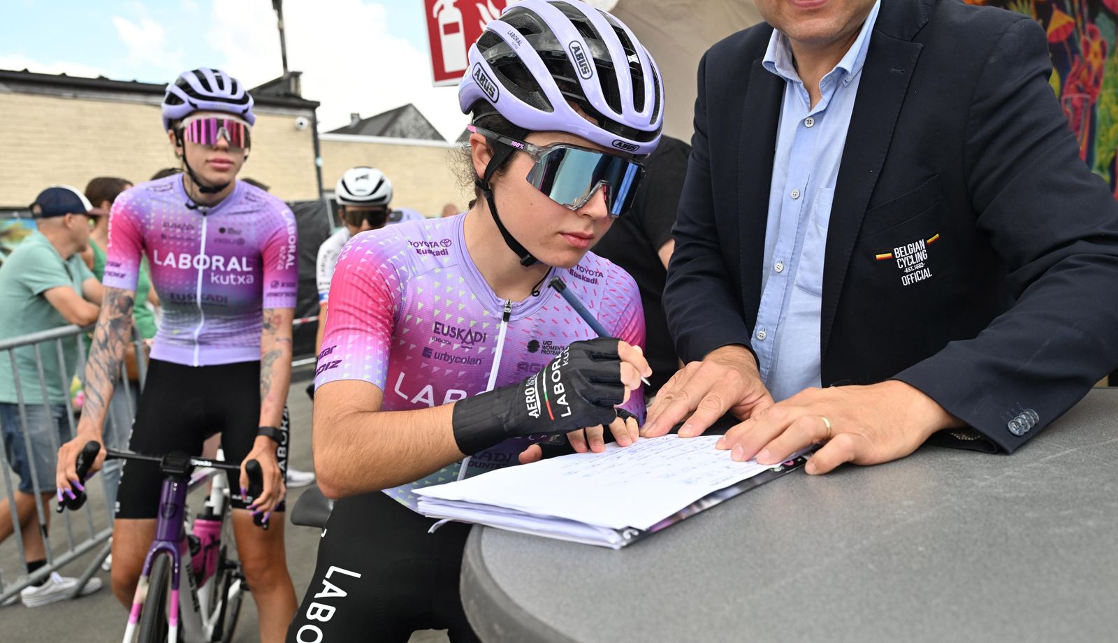 Irati Aranguren en el control de firmas del pasado GP Lucien Van Impe