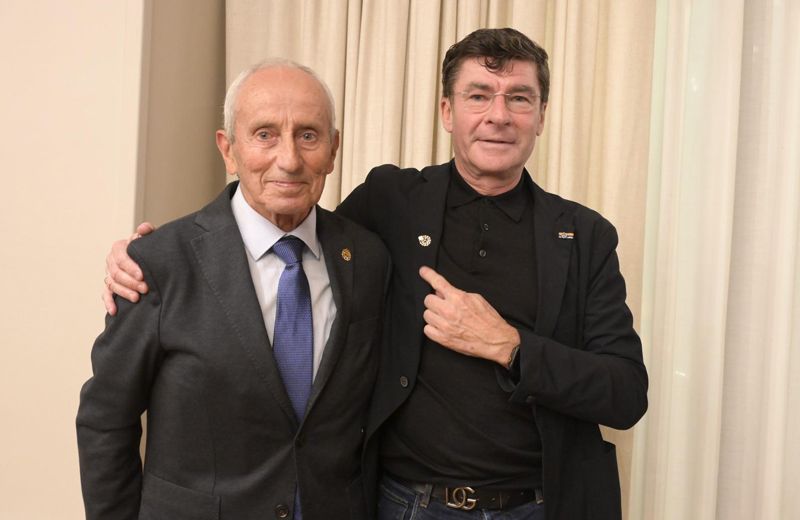 Gianni Bugno señala la insignia que le impuso Antonio Menéndez
