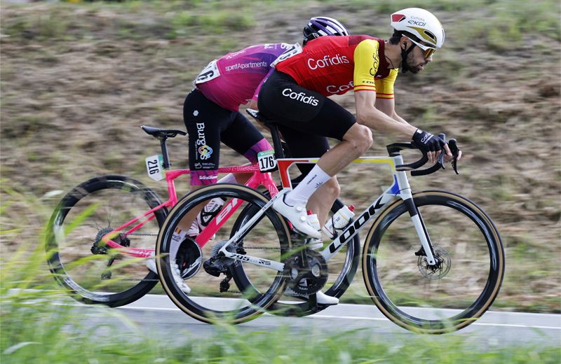 Jesús Herrada, junto a su futuro compañero Carlos García Pierna en la pasada edición de La Vuelta.
