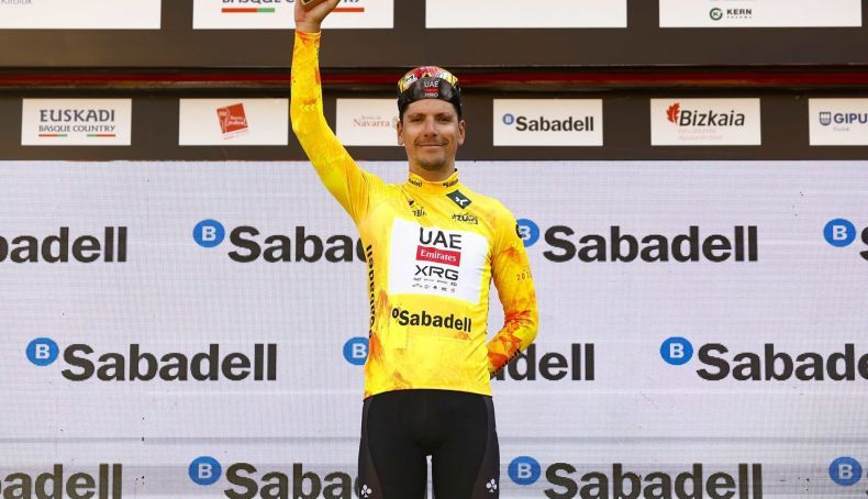 Almeida, en el podio y vistiendo el maillot de líder en la Itzulia. 