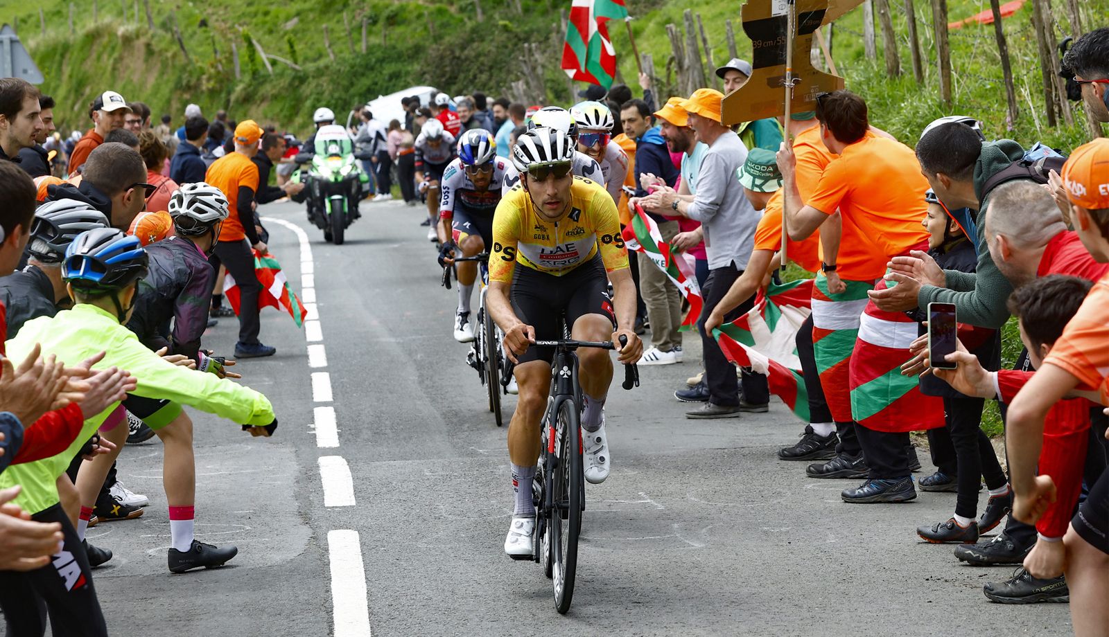 Joao Almeida, al frente del grupo de favoritos, en la última etapa de la Itzulia 2025.