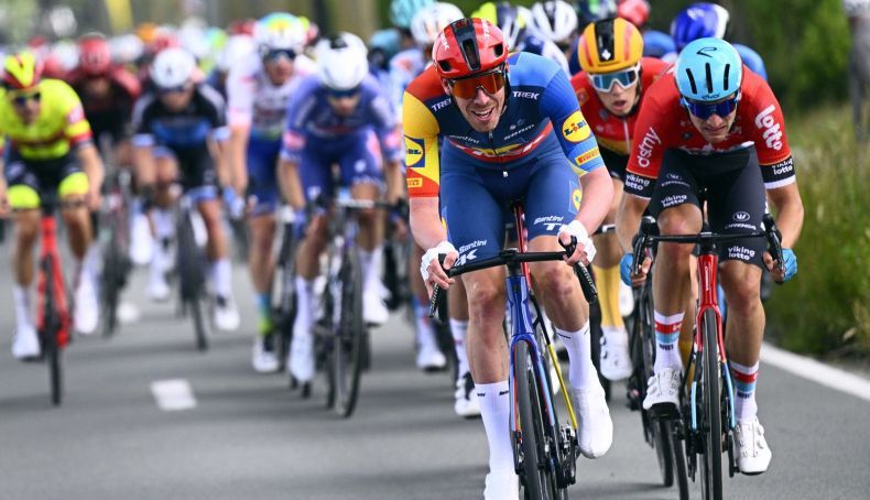 una imagen clasica tim de clercq tirando del peloton 2 790x454