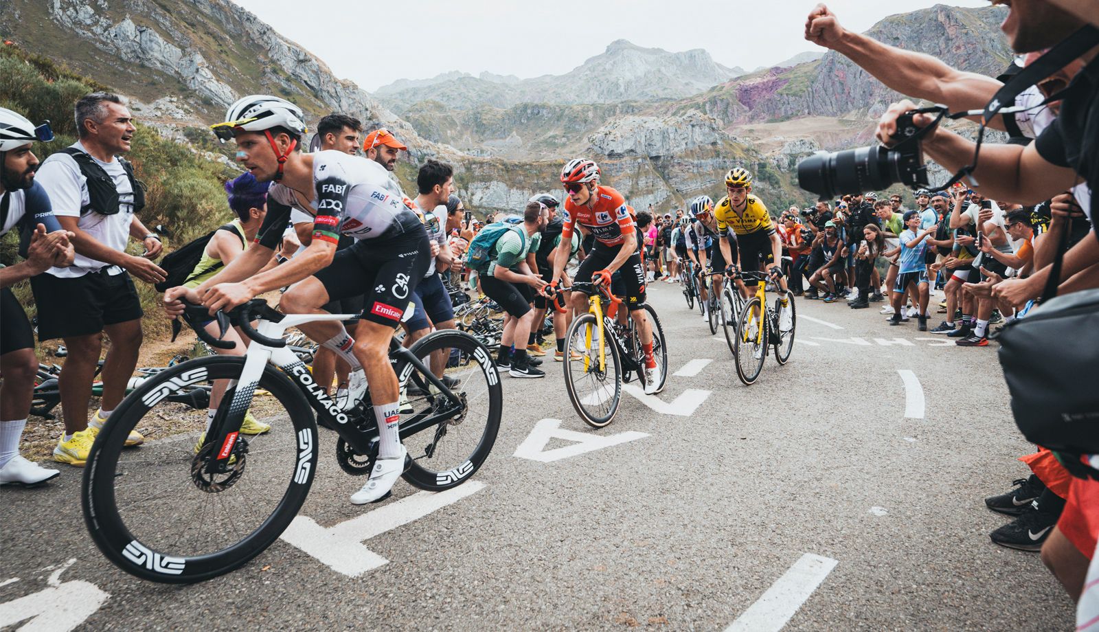 Almeida, Vingegaard y Kuss durante una etapa de La Vueta 2025