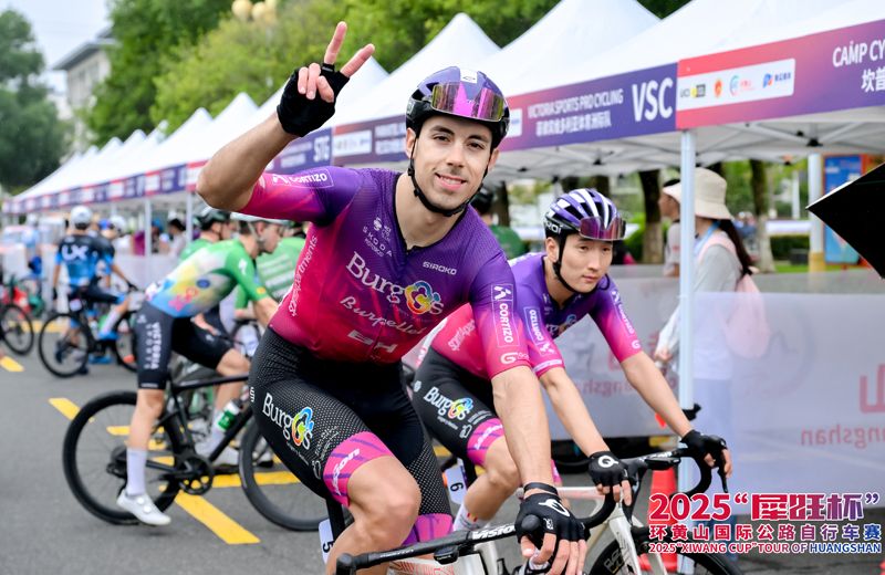 Fuentes cerró su etapa como morado contribuyendo al éxito colectivo en el Tour de Huangshan