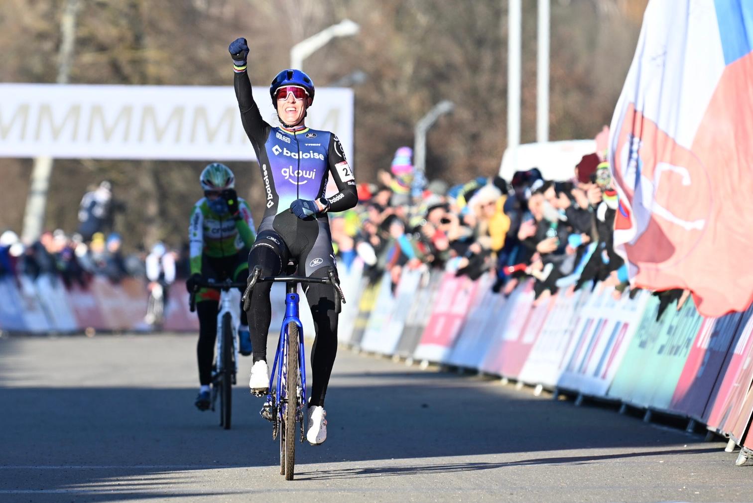 Lucinda Brand gobierna en la primera jornada de la Copa del Mundo de Ciclocross en Tábor