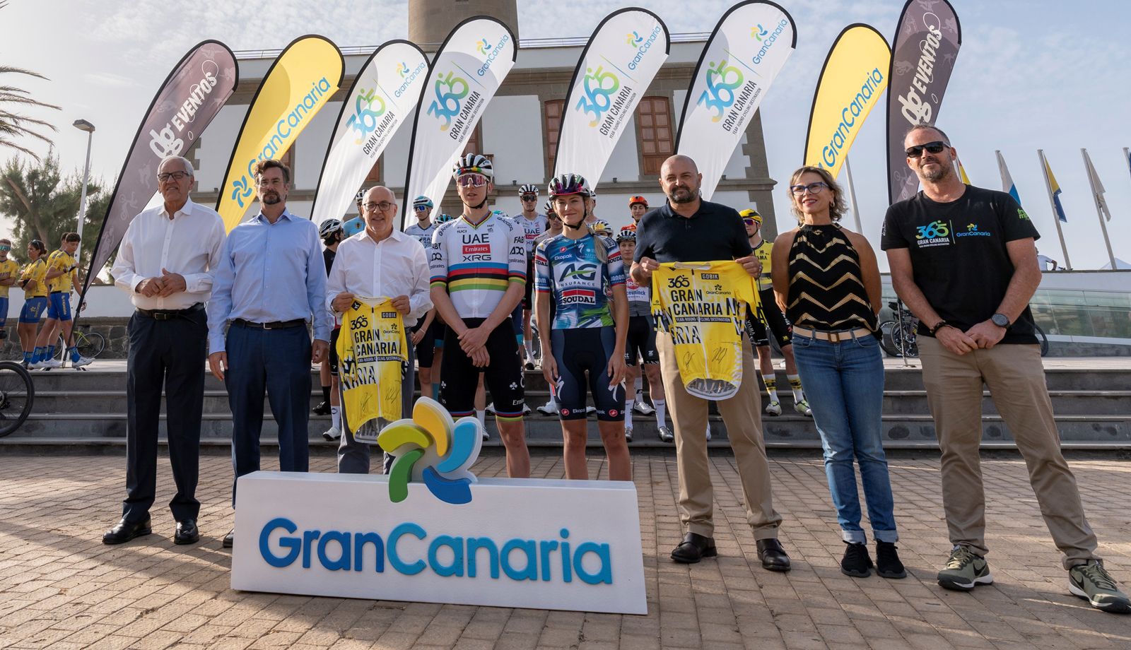 El presidente del Cabildo, Antonio Morales, y el consejero de Turismo, Carlos Álamo, dieron la bienvenida al campeón del mundo Tadej Pogacar y al resto de los ciclistas que rodarán por la isla toda esta semana.