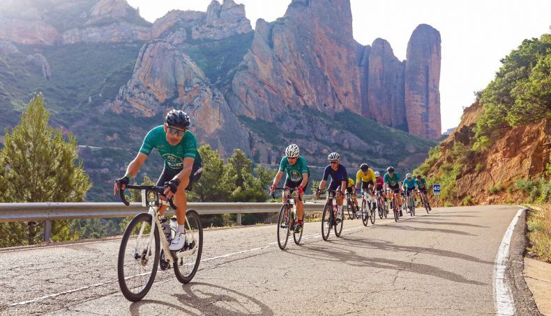 Participantes de la Magia del Grial 2024 a su paso por los Mallos de Riglos