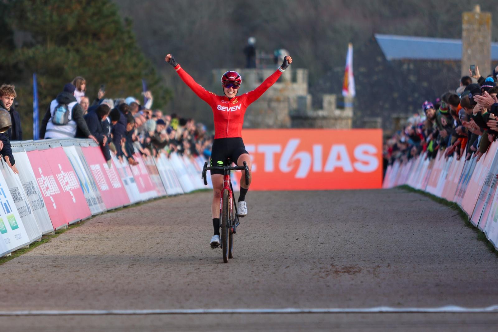 Aniek van Alphen asalta la Copa del Mundo de Ciclocross levantando los brazos en Flamanville 