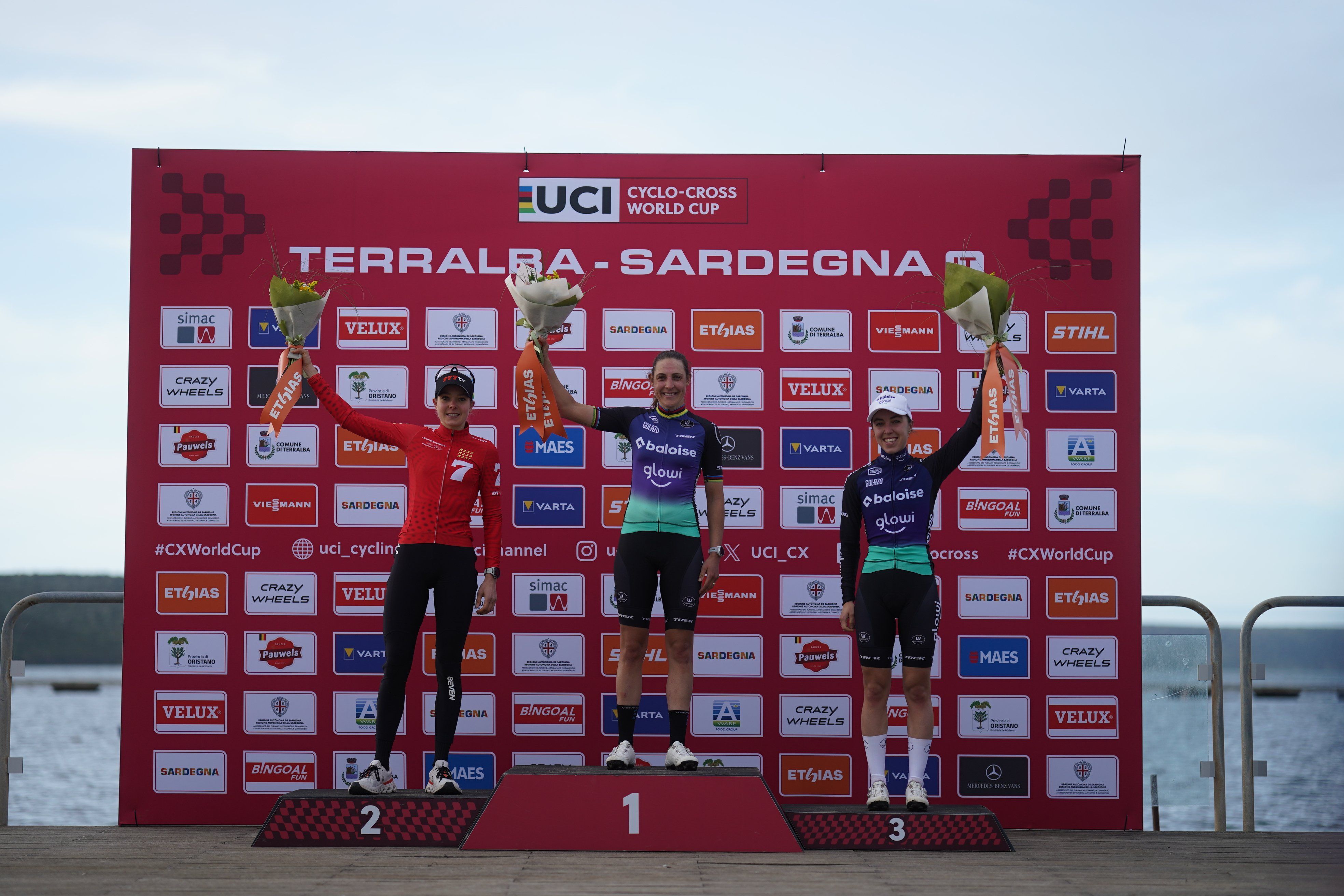 Lucinda Brand levanta los brazos en Terralba y asalta la Copa del Mundo de Ciclocross