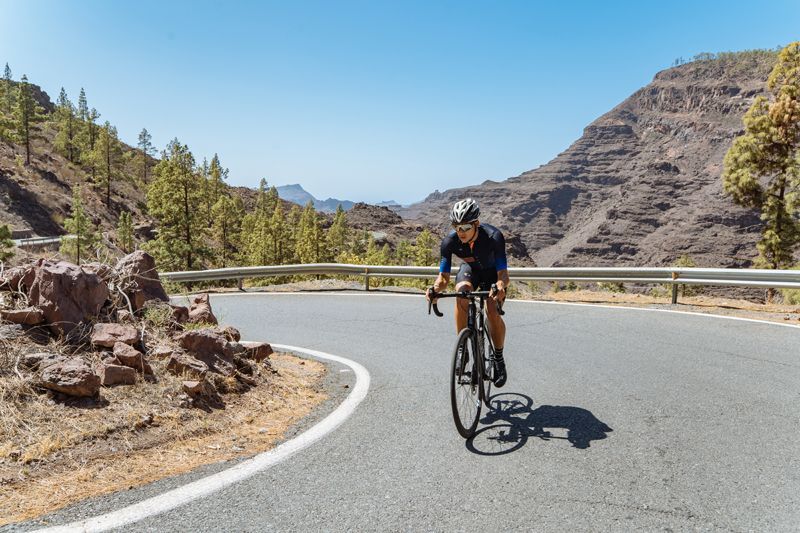 Sus diferentes altitudes y desafiantes puertos, sus paisajes y sus carreteras son ingredientes para el mejor entrenamiento ciclista en Gran Canaria.