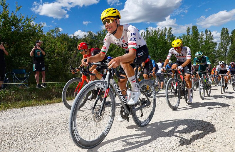 En el sterrato, en llano, en montaña, contrarreloj.... Joao Almeida es un seguro para el mejor equipo del mundo.