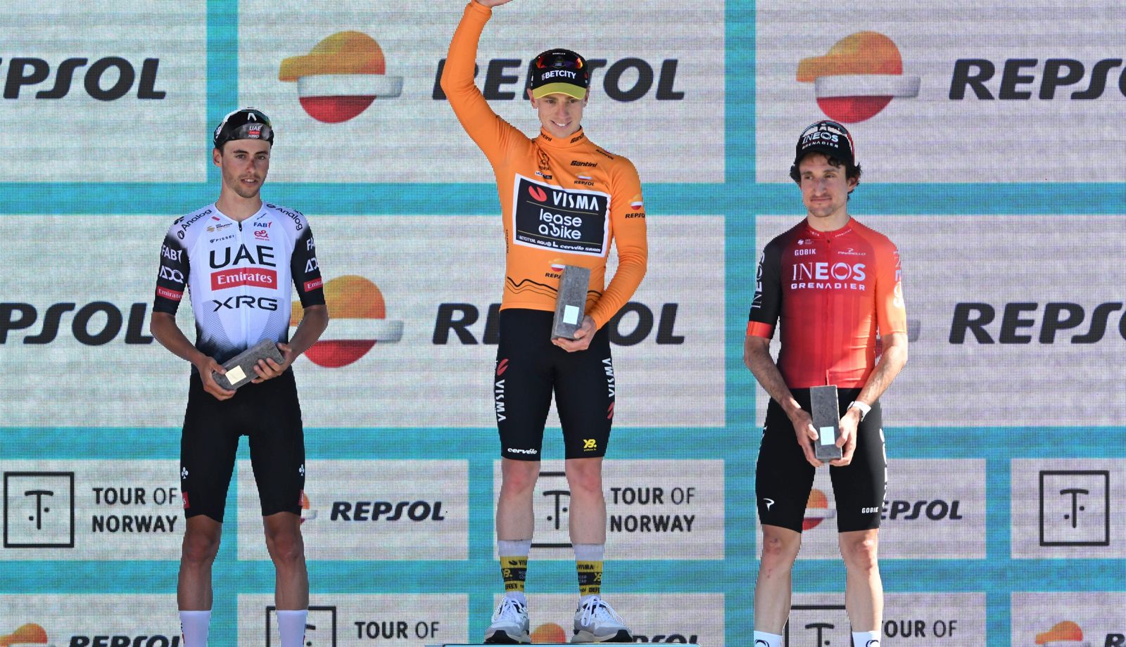 Podio final del Tour de Noruega 2025, ganado por Matthew Brennan